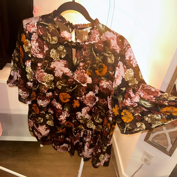 Short sleeve mockneck soft floral top w/ asymmetrical peplum detail - Picture 3 of 5